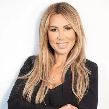 Portrait of Donna Calhoun, Realtor